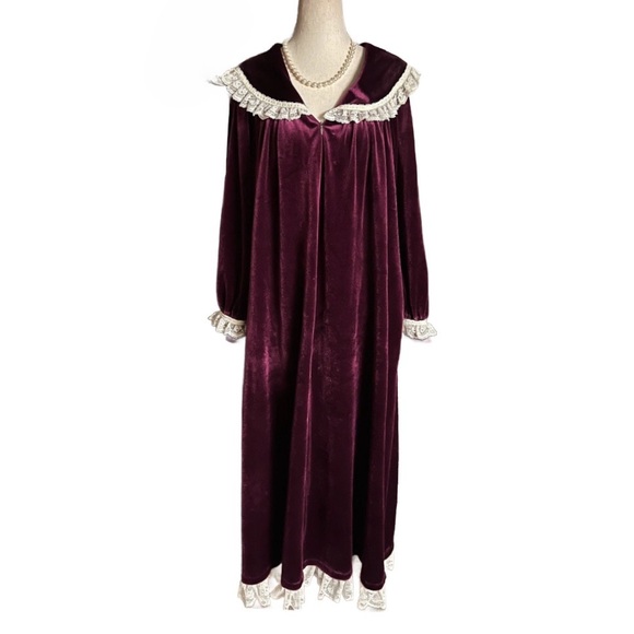 Komar ~ Vintage ~ Women’s Large ~Purple Suede W/ Floral Lace ~ Nightgown